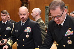 美國聯邦參議院撥款委員會國防小組24日召開海軍預
算聽證會，海軍代理作戰部長基爾比（前左）等出
席。