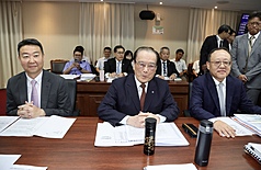 立法院交通委員會25日邀請交通部長陳世凱(前左起）、台鐵公司董事長鄭光遠、台灣高鐵公司董事長史哲列席，針對交通部觀光署、台鐵及高鐵人事調整及新任首長的業務展望進行專題報告，並備質詢。(圖：中央社)