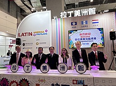 國際食品展中的「拉丁美洲館」25日開幕，瓜地馬拉
駐台大使艾特維（左3）、巴拉圭駐台臨時代辦羅艾
黎（右3）以及中美洲經貿辦事處主任徐韶慧（左2）
出席。
