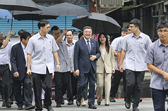 行政院長卓榮泰（中）25日出席「2025第2季中央社會住宅萬華安居開箱活動」，實際探查走道與梯廳，
為民眾把關社宅品質。
