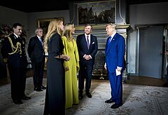 荷蘭國王亞歷山大（右2）在豪斯登堡宮殿接待川普
（右1），在與北約32國領導人的國宴後，川普還罕
見留下來過夜，展現北約峰會主辦國荷蘭對他的高度
禮遇。
（北約提供）
