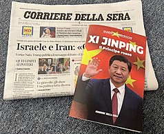 義大利大報「晚郵報」25日在各大零售點隨報附贈一
本「習近平專刊」，詳細介紹中國國家主席習近平的
家庭背景與崛起過程，描述習近平如何從文革倖存
者，變成更專制的共產信仰者。