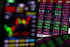 台北股市30日以下跌開出，之後跌勢擴大至下挫逾百點。示意圖。(圖：中央社)