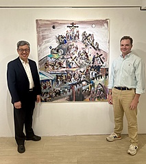 前副總統陳建仁（左）前往參觀旅台美籍天主教藝術家史帝福（Steve Emmons，右）畫展，與史帝福在一幅描述耶穌受難主題的畫作前合影。(圖：中央社)