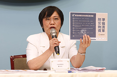 全社會防衛韌性委員會第4次委員會議會後記者會26
日晚間在總統府新聞中心舉行，內政部長劉世芳
（圖）出席，展示防災物資準備清單供大眾參考。(圖 : 中央社)

