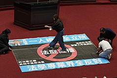 民眾黨立法院黨團27日在立法院會提案變更議程，要
求27日審議涉及是否開放法庭直播的法院組織法草
案，民進黨立法院黨團批評不應把法庭當直播秀場，
遂行特定個案全民公審的政治意圖，要求立法院長韓
國瑜應出面協商，反對倉促修法。圖為綠委在立法院
議場貼海報表達訴求。(圖 : 中央社)
