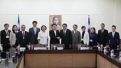 總統府秘書長潘孟安（右6）27日陪同司法院正副院長、大法官被提名人拜會國民黨立法院黨團。
