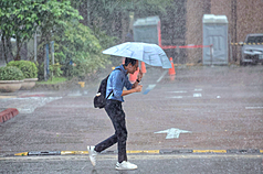 午後留意局部雷陣雨 屏花亮橙色高溫燈號。
