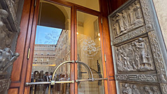 「梵蒂岡宗座圖書館」經常蒙上神祕面紗，因為未開
放公眾自由進出，學者需透過審核取得閱覽證。圖為
圖書館入口。