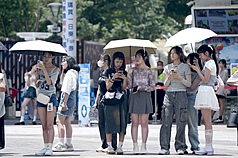 全台高溫炎熱 雙北亮橙燈、南部午後防局部大雨。
