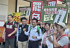 台北市罷免團體成員28日與民進黨籍立委郭國文(前左2)等人一同掃街宣講，呼籲市民朋友支持罷免。(圖:中央社)