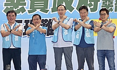 國民黨因應大罷免將主打防守戰。圖為國民黨立委賴士葆(左2)28日舉行政策說明會台北市中正場，國民黨主席朱立倫(中)等人一同出席。(圖：中央社)
