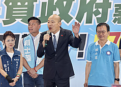 首波大罷免將在7月26日投票，各政黨都開始動員加入支持或反罷免行列。圖為立法院長韓國瑜(右2)28日出席國民黨立委賴士葆(右)在台北市中正區舉辦的政策說明會。