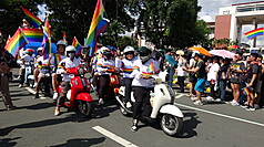 菲律賓LGBTQ+社群26日在菲律賓大學校區盛大舉辦園遊會與驕傲遊行，氣氛熱烈。圖為機車車隊。