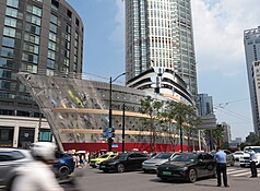 法國品牌路易威登（Louis Vuitton）在上海南京西路商
圈打造一艘長114.5公尺、高30公尺巨型輪船—路易
號，許多民眾、遊客前往爭睹、打卡，警察於周邊維
護交通秩序。