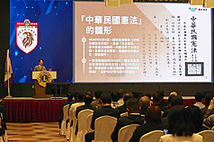 賴清德總統(左)29日出席「『團結國家十講』第三講－國際獅子會300B6區年度感恩餐會」致詞。
