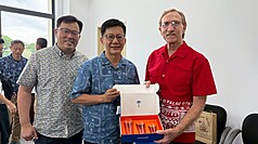 教育部次長張廖萬堅（中）及體育署長鄭世忠（左）受邀赴帛琉參加「第12屆太平洋迷你運動會」，29日與教育顧問詹金斯（Dale Jenkins）交換禮物。（體育署提供）