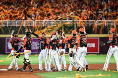 中華職棒統一獅29日擊敗樂天桃猿，如願拋下上半季封王彩帶，以上半季戰績36勝24敗、拿下隊史第18座季冠軍，球員們在場上擊掌慶祝。