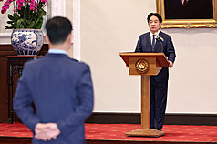 總統賴清德（後）30日上午在總統府主持中華民國
114年7月份將官晉任授階典禮，並致詞勉勵。
