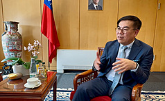 環境部長彭啓明在柏林接受中央社專訪表示，近年
台灣與德國在碳定價、碳權交易的討論與互訪交流頻
繁，他個人也會開直播，透過社群讓大眾了解碳總量
管制與排放交易（ETS）的重要性。