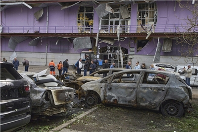 俄羅斯連夜襲擊烏克蘭中部地區，造成至少1人死亡及大面積破壞。(美聯社/達志影像)