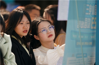 據中國教育部資料，2024年全國高校畢業生人數達到1,222萬人，再創新高。然而，這些新鮮人卻面臨一個異常冰冷的市場。示意圖。(中新社提供/圖：中央社)
