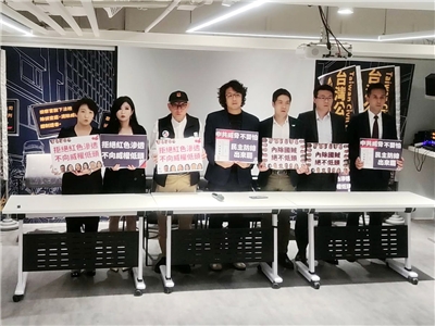 罷免國民黨立委徐巧芯領銜人曹興誠(左三)成立「反共律師團」，並發出辯論戰帖要求國民黨主席朱立倫出面 (央廣記者王照坤 攝)