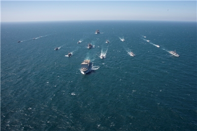 由美國領導的海上聯合部隊(Combined Maritime Force)表示，儘管以色列對伊朗發動了大規模襲擊，但商船13日繼續通過荷莫茲海峽(Strait of Hormuz)。資料照。(路透社/達志影像)