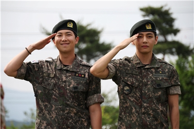 南韓天團BTS(防彈少年團)成員RM和V 10日退伍。 (路透社/達志影像)