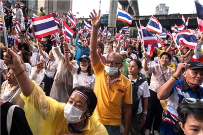 泰國前紅衫軍領袖賈圖朋(Jatuporn Promphan)和前黃衫軍團體28日發起大規模街頭抗議，上萬人高喊口號要泰國總理貝東丹(Paetongtarn Shinawatra)下台。