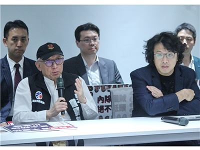 罷免國民黨立委徐巧芯領銜人曹興誠(前左)在反共律師團成立記者會表示，民進黨立委沈伯洋(前右)之父公司賺的不是「紅錢」 (央廣記者王照坤 攝)