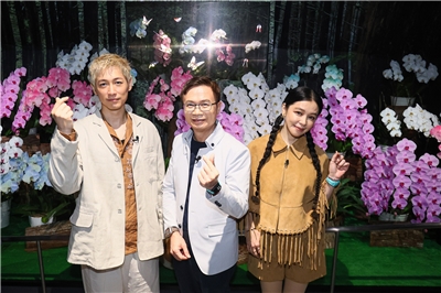 玉山數位科技株式會社名譽會長黃志芳(中)接待藝人徐若瑄(右)、藤岡靛(左)，參觀TECH WORLD館。(TECH WORLD館提供)