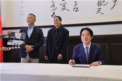 總統賴清德(右)、代言人邰智源(左)及運動選手陳念琴(中)參與2025總統盃宣傳影片演出。。(文總提供)