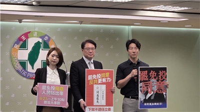 民進黨秘書長林右昌(中)18日端出「影片、網站、文宣」等罷免三箭，宣示將與公民團體同行，力催罷免同意票。（劉玉秋 攝）