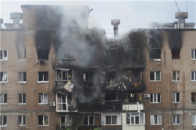 俄羅斯7日對烏克蘭全境展開報復行動。圖為烏國哈爾科夫一棟大樓遭擊。