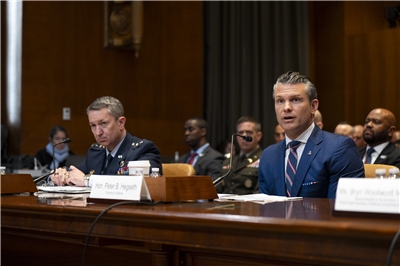 美國國防部長赫格塞斯（Pete Hegseth）及美軍參謀首長聯席會議主席凱恩（Dan Caine）11日出席美國聯邦參議院撥款委員會國防小組有關2026財政年度國防部預算的聽證會。(圖:美國國防部)