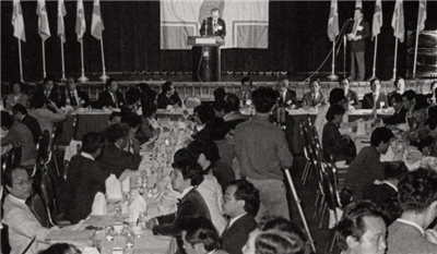 1986年11月10日，民進黨於台北市環亞大飯店舉行第一次全國黨員代表大會，會中通過黨綱、黨章及紀律仲裁辦法等案，並選出民進黨第一屆黨主席。(圖取自民進黨官網)