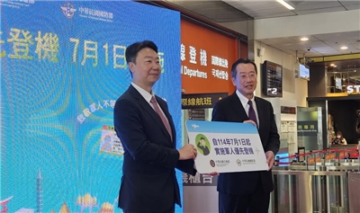 交通部長陳世凱(左)與國防部長顧立雄6日一同宣布軍人優先登機禮遇方案。