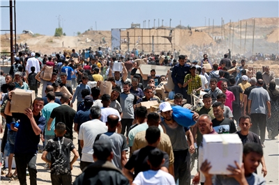 歐盟針對與以色列合作協議進行審查，認為加薩攻勢可能違反人權義務。圖為加薩中部巴勒斯坦人尋求加薩人道基金會取得援助物資。(路透社/達志影像)