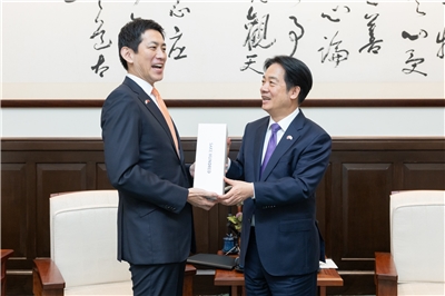 賴清德總統25日接見日本前經濟安全主管大臣小林鷹之眾議員。(圖：總統府)