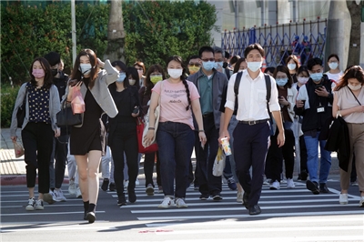 圖為南港軟體園區街頭上班族過馬路。資料照。
