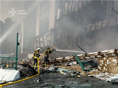 俄羅斯16日夜間向烏克蘭發射數百架無人機和數十枚飛彈進行攻擊，擊中基輔數十個平民目標。(FB@Володимир Зеленський)