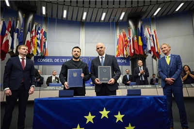 烏克蘭總統澤倫斯基和歐洲理事會26日簽署一項設立特別法院的協議，以審判俄羅斯入侵烏克蘭的高層官員。(圖:烏克蘭總統府)