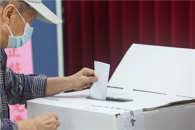 中選會20日公布第一波罷免案投票日為7月26日，當天戶籍地內有立委罷免案民眾均可投票。圖為去年˙基隆市長謝國樑罷免案投票。(中央社)