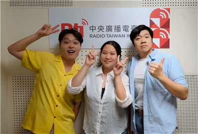 《天頂半節虹》主持人&來賓宜蘭合照