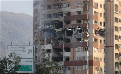 以色列13日空襲伊朗。圖為德黑蘭一棟受損建築物。(路透社/達志影像)