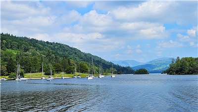 位在英格蘭的湖區（Lake District）風景如畫，知名童書作者及插畫家碧翠絲波特生前致力保護，不肖自來水公司接連違法將廢水排入湖內，嚴重破壞生態環境，受到高度關注。(黃貞貞攝)
