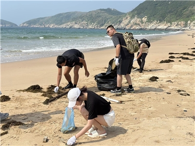 教育部青年發展署為鼓勵更多青年於暑假期間從事公益服務，今年新增「專案型服務方案」開放青年志工申請。圖為世界海洋日當天，青年志工前往淨灘。(教育部青發署粉專)
