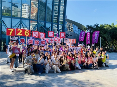 民進黨發言人吳崢率台北市黨公職與罷免團體今天(27日)在台北小巨蛋前大會師，力催大罷免同意票 （劉玉秋攝）