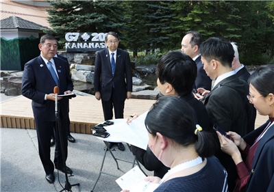 日本首相石破茂16日在加拿大舉行的G7峰會場邊，會見媒體記者。(AFP)
